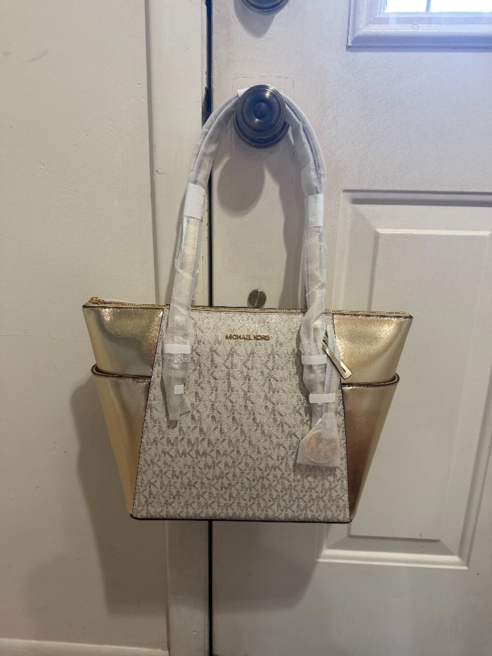 New w Tags Michael Kors Logo Tote Shoulder Bag Gold Metallic Zip w/ Charm
